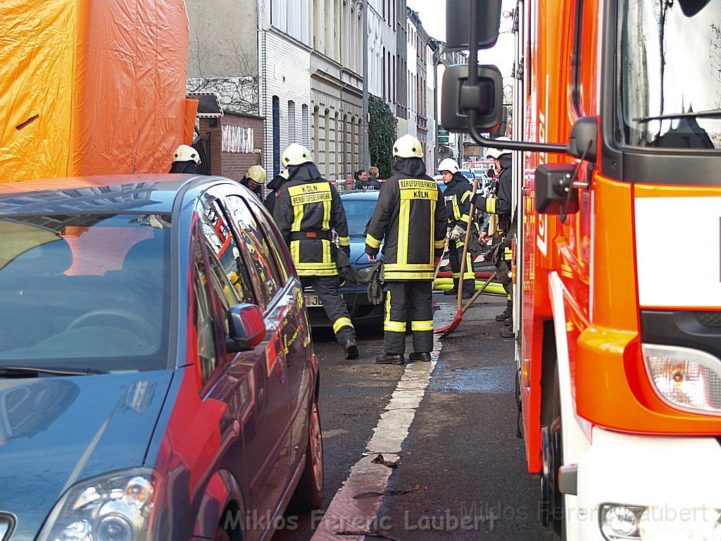 Einsatz Feuerwehr SEK Polizei Koeln Nippes Merheimerstr P062.JPG